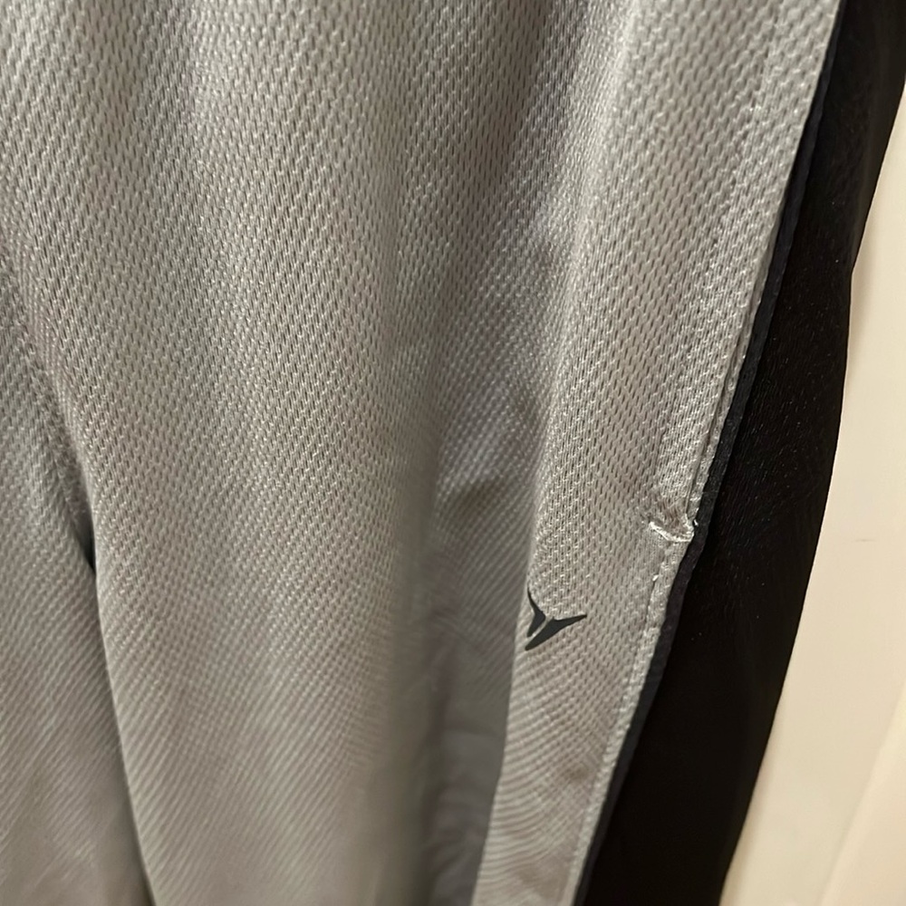 Size large Old Navy, active lightweight performance pants, and light grey - Picture 5 of 8